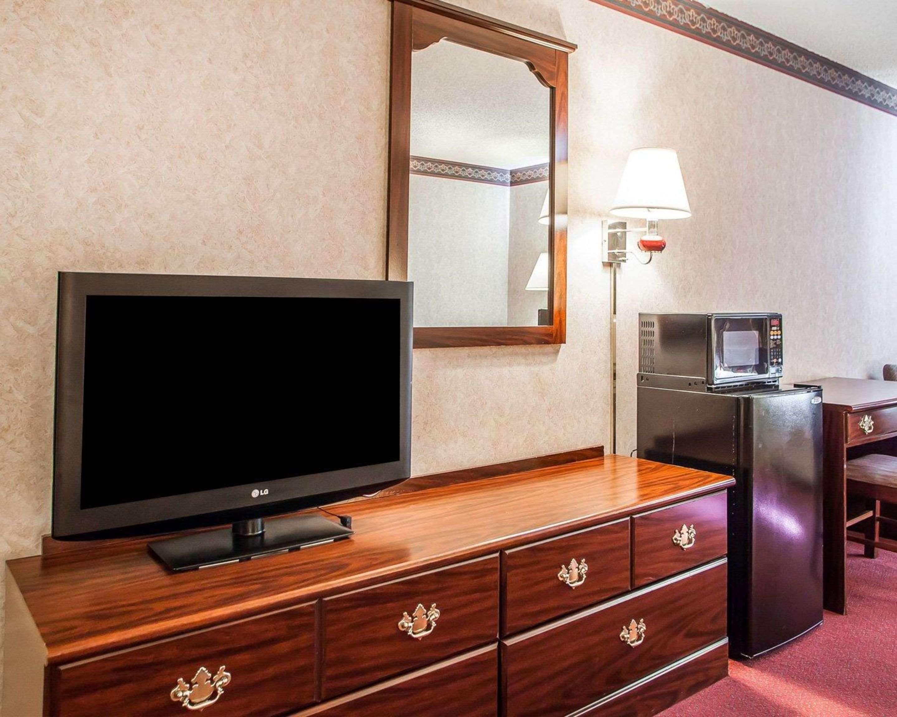 Quality Midway Inn Bethel