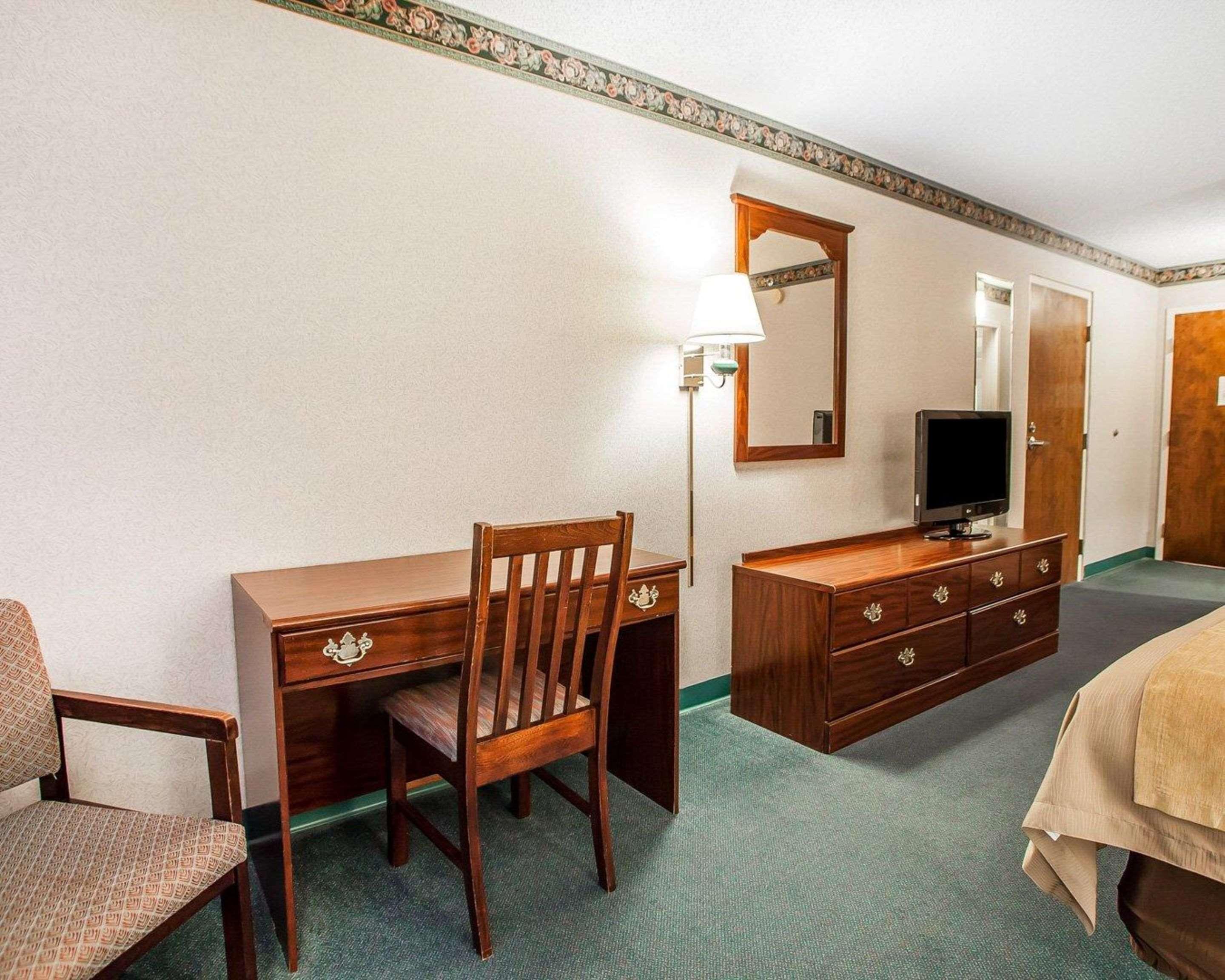 Quality Midway Inn Bethel